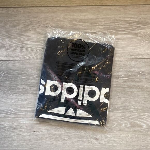 Addis Classics Trefoil Tee black/white Kids XL Nwt in packaging - Picture 5 of 5